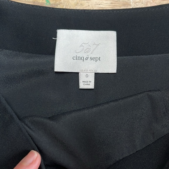 Cinq à Sept "Farrow" skirt with tonal trim; covered buttons; slit. Size 0 - Picture 3 of 9